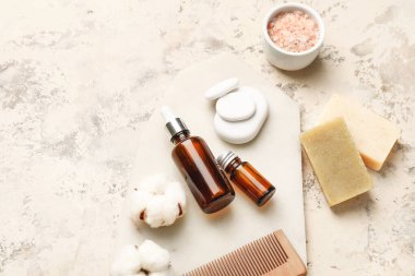 Grunge arka planında spa malzemeleri seti