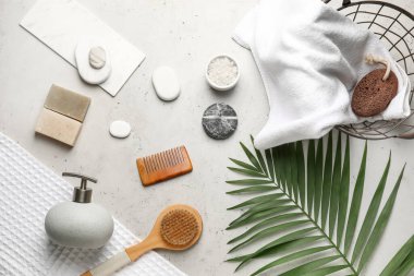 Gri arka planda spa malzemeleri seti