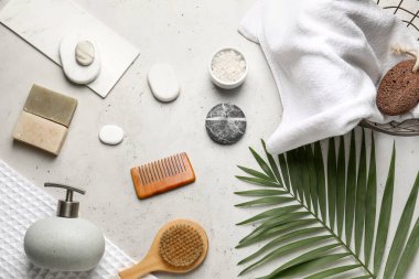 Gri arka planda spa malzemeleri seti
