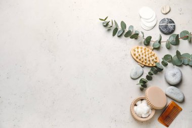 Gri arka planda spa malzemeleri seti