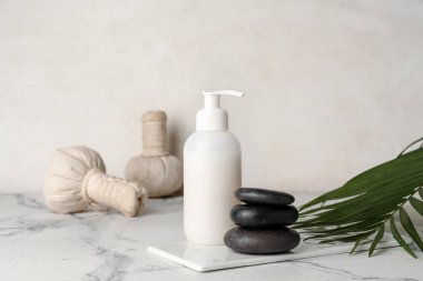 Beyaz arkaplanda kozmetik ürünleri olan spa taşları