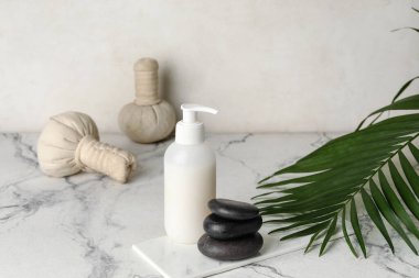 Beyaz arkaplanda kozmetik ürünleri olan spa taşları