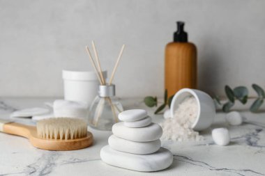 Beyaz arka planda spa malzemeleri seti