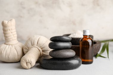 Hafif arka planda spa malzemeleri seti