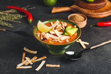 Bir kase lezzetli tavuk enchilada çorbası.