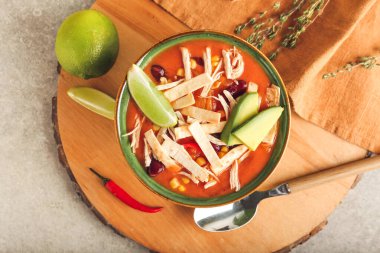 Bir kase lezzetli tavuk enchilada çorbası.