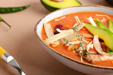 Sofrada bir kase lezzetli tavuk enchilada çorbası, yakın plan.