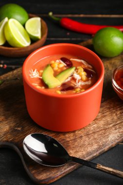 Bir kase lezzetli tavuk enchilada çorbası.