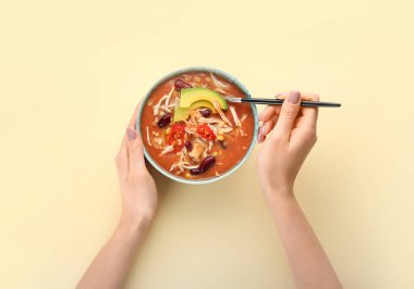 Lezzetli tavuk enchilada çorbası yiyen bir kadın.