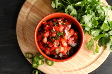 Bir kase lezzetli Pico de Gallo salsa sosu.