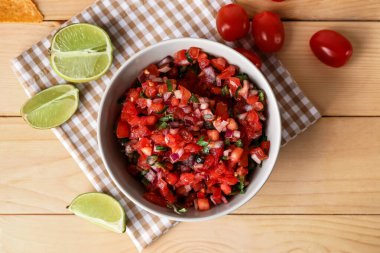 Bir kase lezzetli Pico de Gallo salsa sosu.
