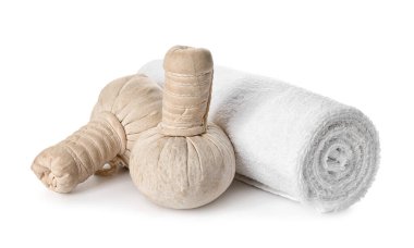 Beyaz arka planda havlusu olan bitkisel torbalar