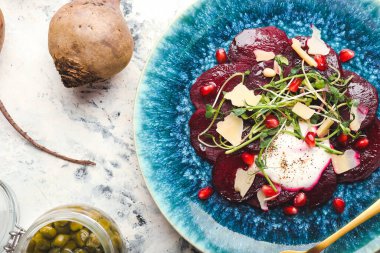 Lezzetli arkaplanda pancar carpaccio kompozisyonu