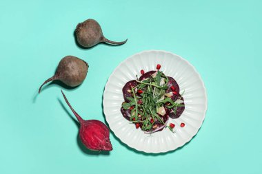 Renkli arkaplanda lezzetli pancar carpaccio tabağı.