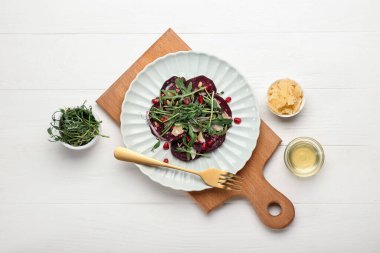 Lezzetli pancar carpaccio ile beyaz ahşap masada kompozisyon