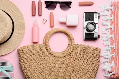 Renkli arka planda plaj aksesuarları ve kozmetik ürünleri