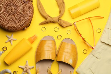 Renkli arka planda plaj aksesuarları, yakın plan