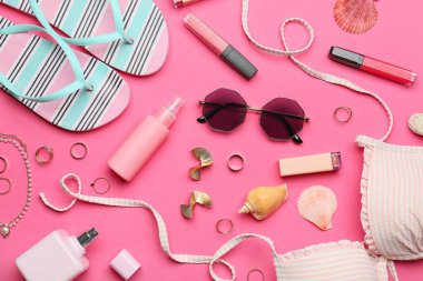 Renkli arka planda plaj aksesuarları ve kozmetik ürünleri