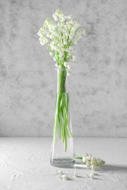 Işıklı arka planda güzel çiçekli vazo.