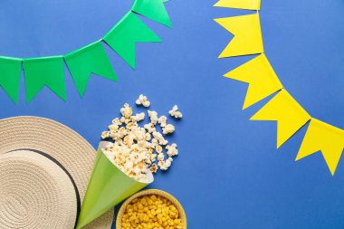 Renkli arka planda şapka, mısır ve çelenk. Festa Junina (Haziran Festivali) kutlaması
