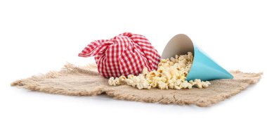 Beyaz arka planda patlamış mısır kompozisyonu. Festa Junina (Haziran Festivali) kutlaması