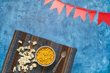 Renkli patlamış mısırlı lezzetli mısır. Festa Junina (Haziran Festivali) kutlaması