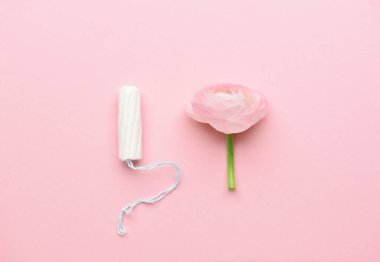 Renkli arkaplanda Tampon ve çiçek