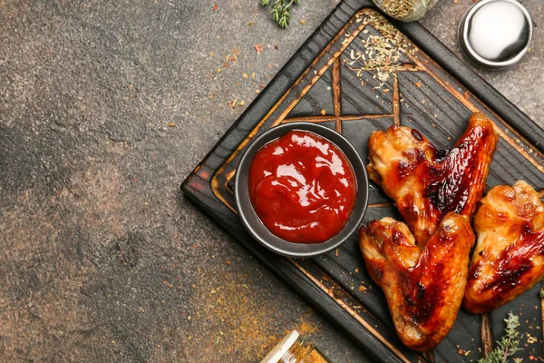 Board Roasted Chicken Wings Barbecue Sauce Grunge Background — Stock Photo, Image