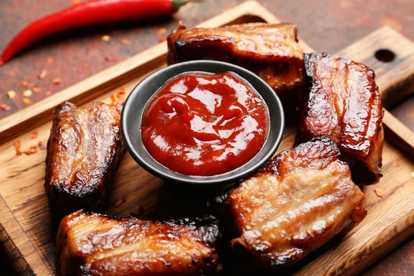 Bord Met Lekkere Barbecuesaus Geroosterd Varkensvlees Grunge Achtergrond — Stockfoto