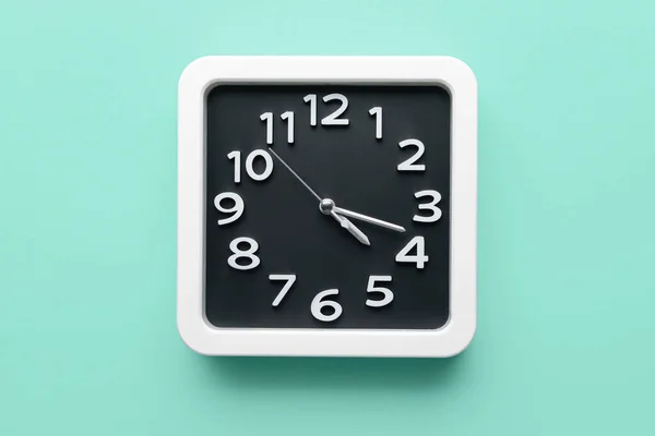 色の背景にスタイリッシュな時計 — ストック写真