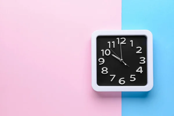 Reloj Elegante Sobre Fondo Color — Foto de Stock