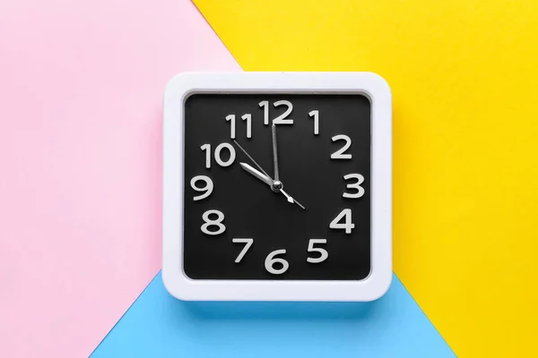 Reloj Elegante Sobre Fondo Color — Foto de Stock