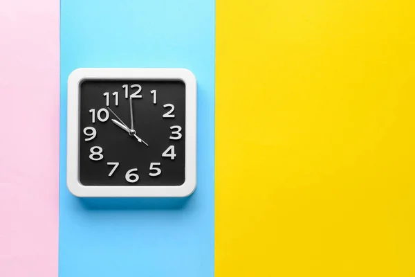 Reloj Elegante Sobre Fondo Color — Foto de Stock