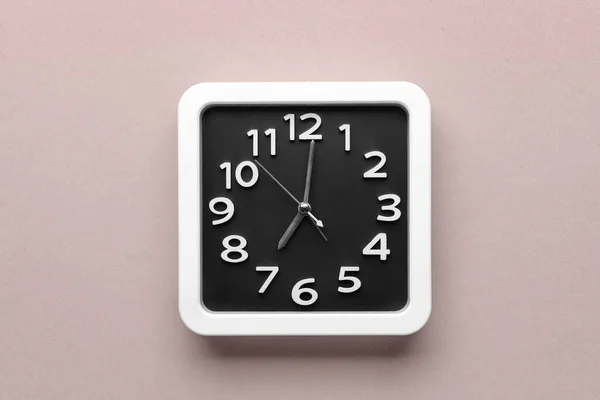 Reloj Elegante Sobre Fondo Color — Foto de Stock