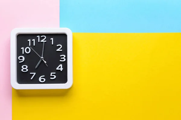 Reloj Elegante Sobre Fondo Color —  Fotos de Stock