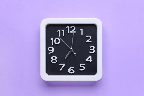 Reloj Elegante Sobre Fondo Color — Foto de Stock