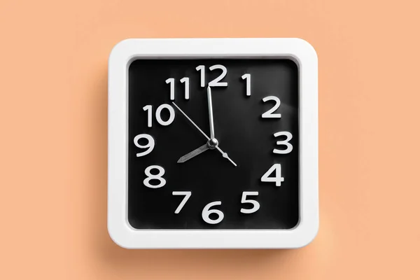 Reloj Elegante Sobre Fondo Color — Foto de Stock