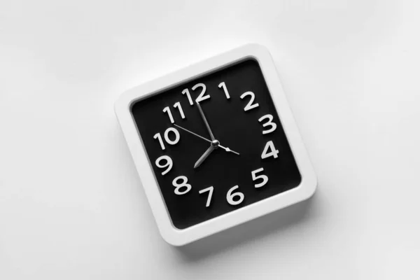 Reloj Elegante Sobre Fondo Claro —  Fotos de Stock