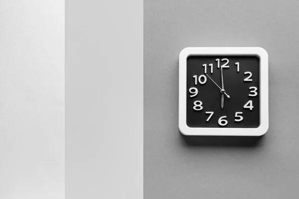 グレーを基調としたスタイリッシュな時計 — ストック写真