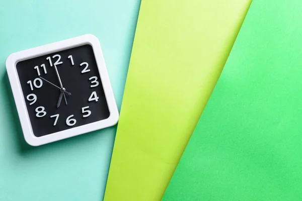 Reloj Elegante Sobre Fondo Color —  Fotos de Stock