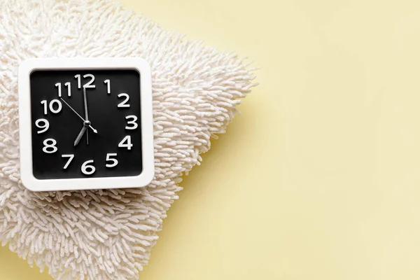 Reloj Elegante Almohada Suave Sobre Fondo Color — Foto de Stock