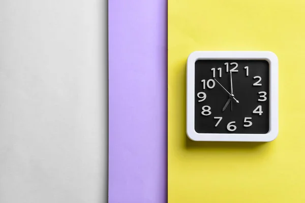 Horloge Élégante Sur Fond Couleur — Photo