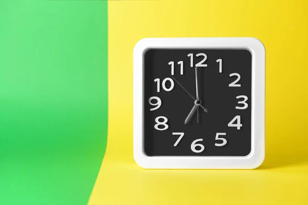 色の背景にスタイリッシュな時計 — ストック写真
