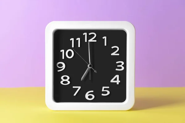 Reloj Elegante Sobre Fondo Color —  Fotos de Stock