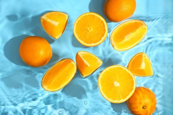 Naranjas Jugosas Con Salpicaduras Agua Fondo Color — Foto de Stock