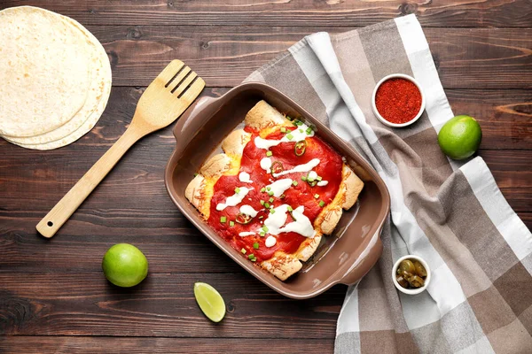 Platillo Para Hornear Con Sabrosa Enchilada Cocida Mesa — Foto de Stock