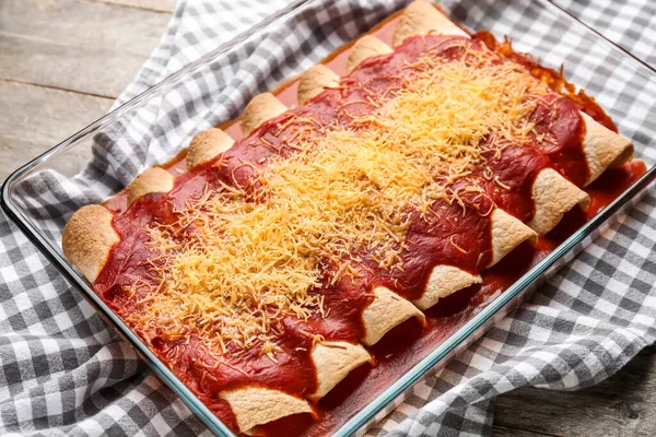 Prato Cozimento Com Enchilada Cozida Saborosa Mesa — Fotografia de Stock