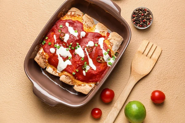 Plato Para Hornear Con Sabrosa Enchilada Cocida Sobre Fondo Color — Foto de Stock