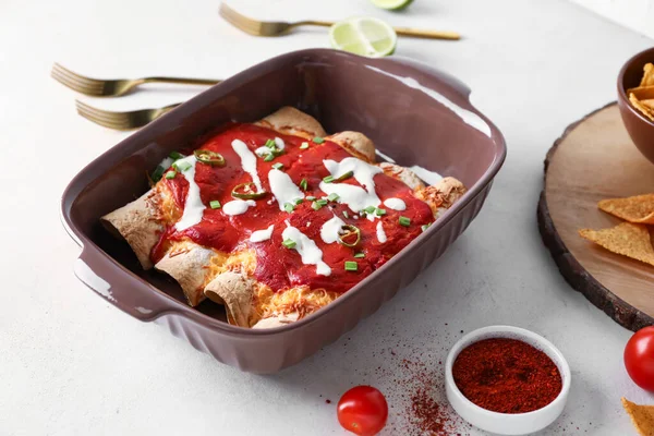 Bakken Schotel Met Lekkere Gekookte Enchilada Tafel — Stockfoto