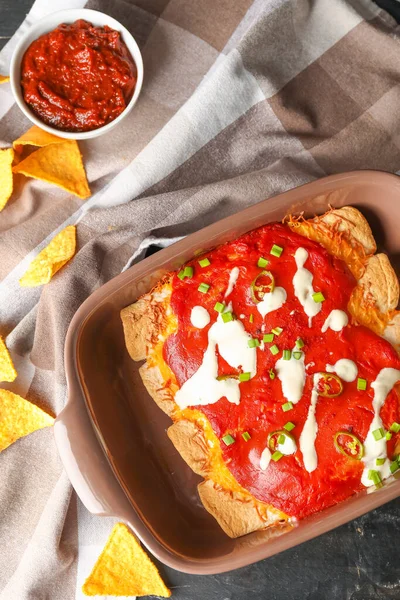 Platillo Para Hornear Con Sabrosa Enchilada Cocida Mesa —  Fotos de Stock